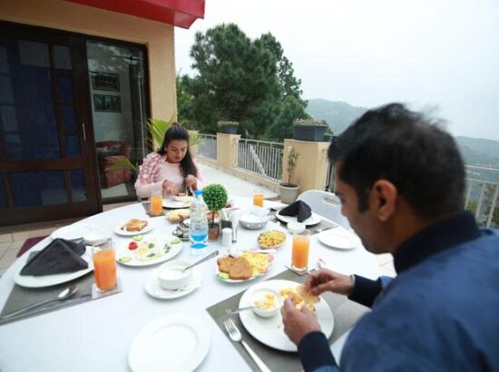 timbuk-too-kasauli-villas-rooms-cottages-resorts-hotels-accommodation-in-kasauli-visitors-having-multi-cuisine