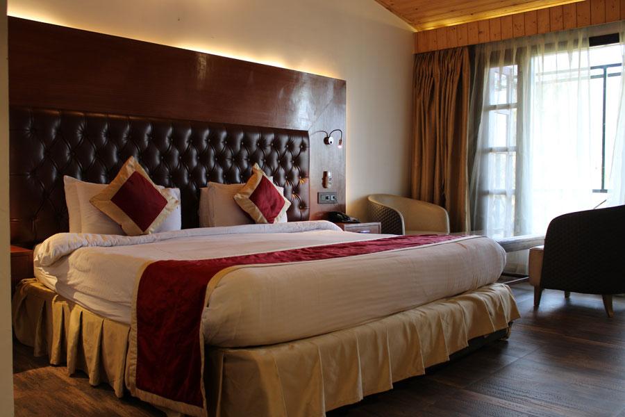 kasauli-hills-resort-deluxe-room-top-rated-luxury-resort-in-kasauli