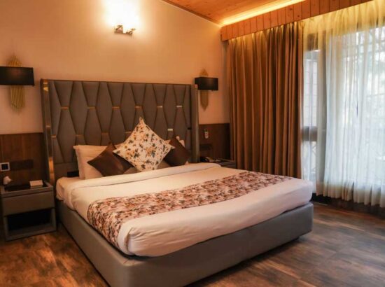 kasauli-hills-resort-deluxe-room-luxury-rooms-for-memorable-stay-experience-in-kasauli