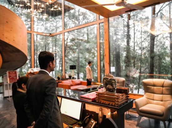 kasauli-hills-resort-luxury-reception-area-with-professional-team