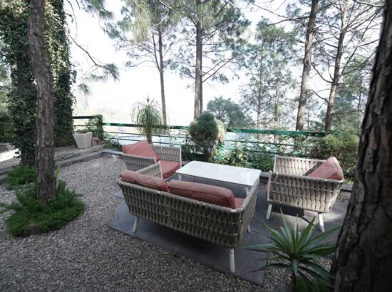 kasauli-hills-resort-multi-cuisine-restaurant-amidst-nature