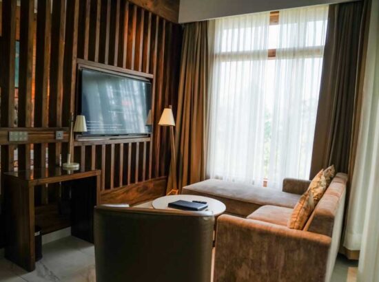 kasauli-hills-resort-premium-cottage-best-luxurious-cottages-and-rooms-with-luxury-sitting-area